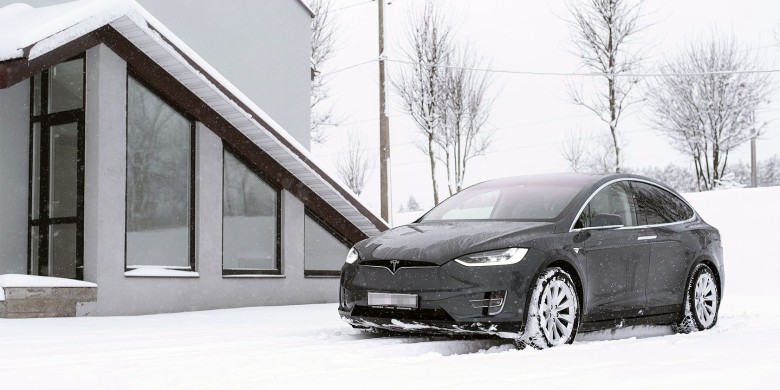 2. R1S, Model X'i Off-Road Koşullarında Yok Eder