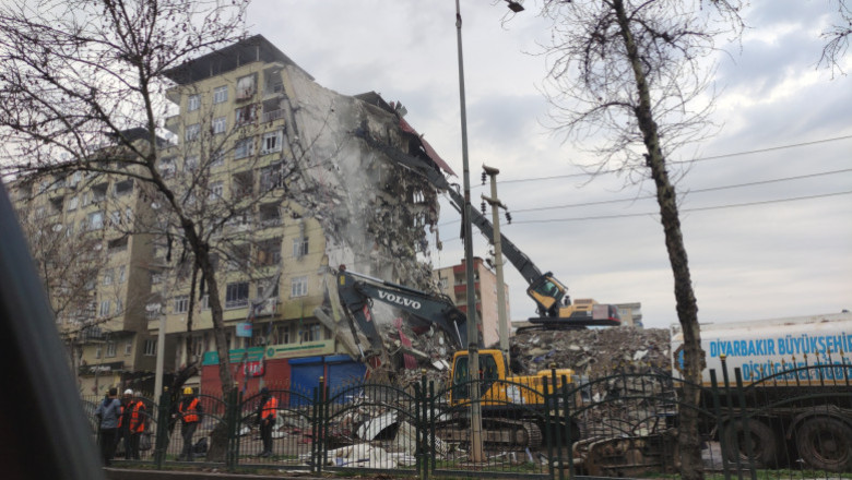 Deprem Sonrası Diyarbakır'da Yıkım İşlemleri Başladı