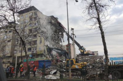 Deprem Sonrası Diyarbakır'da Yıkım İşlemleri Başladı
