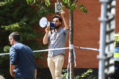 İsveç'te Cami Önünde Gerçekleşen Provokatif Eylemde Kur'an-ı Kerim Yakıldı, Polis Müdahale Etmeyerek Tartışma Yarattı