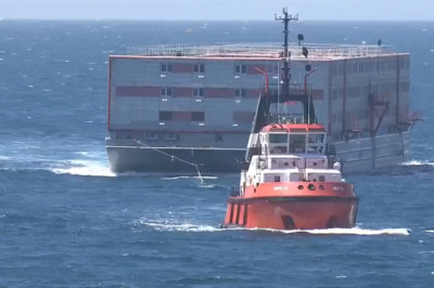 Birleşik Krallık, kaçak göçmenler için bir mavna gemisini hapishaneye çevirdi