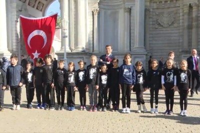 İstanbul Büyükşehir Belediye Başkanı Ekrem İmamoğlu, 10 Kasım'da Dolmabahçe Sarayı'nda Atatürk'ü Anma Etkinliği'nde Çocuklara Sürpriz Yaptı