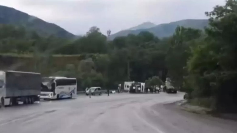 Van'da Feci Kaza: Yolcu Otobüsü ile TIR Çarpıştı, 2 Ölü, 4'ü Ağır 30 Yaralı