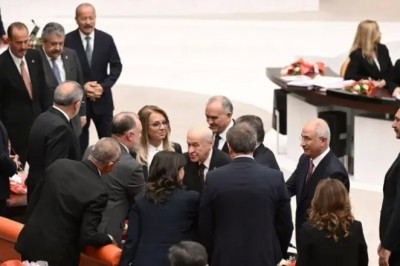 Bahçeli'nin 'Muhalefetle Yumuşama' Açılımı: Nezaket mi, Siyasi Taktik mi?