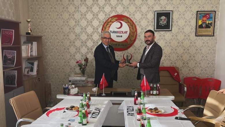 "Kızılay’dan Iğdır'a Ziyaret: Tarihi Kılıçlar Anıtı Takdimi"